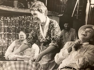En scen ur Åbo Svenska teaters La Cage Aux Folles från början av 1990-talet.