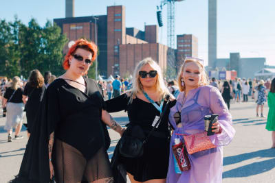 Tre kvinnor i delvis genomskinliga kläder.
