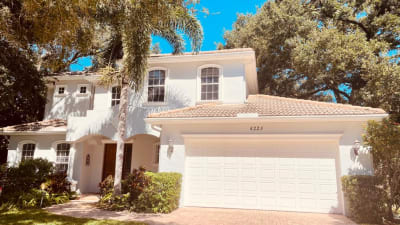 Ett vitt stort hus i Florida.