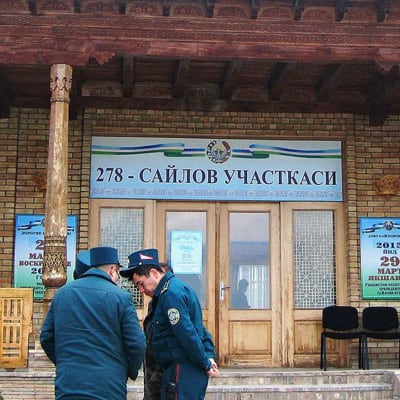Poliser bevakar en vallokal i Uzbekistan 29.3.2015