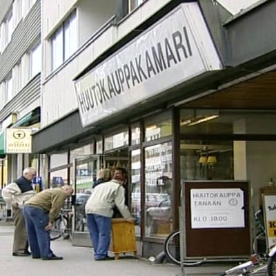 Huutokauppakamari Kauppakadulla Jyväskylässä vuonna 2004.