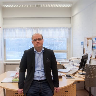 Suonenjoen kaupunginjohtaja työpöytänsä edessä.