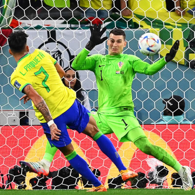 Dominik Livakovic räddar skott mot Brasilien.