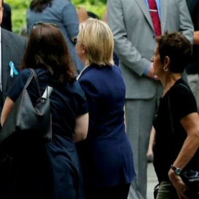 Hillary Clinton lämnade minnesceremonin 9.11.2016 i förtid p.g.a. att hon var sjuk.