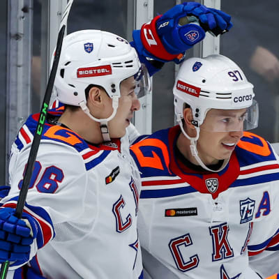 Andrej Kuzmenko och Nikita Gusev firar ett mål.