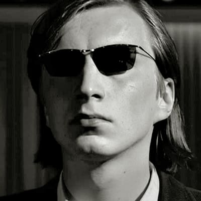 Aki Kaurismäki Mika Kaurismäen elokuvassa Valehtelija (1981).