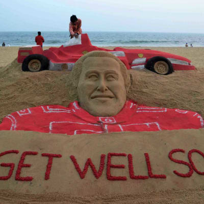 Michael Schumacherin kunniaksi tehty hiekkaveistos.