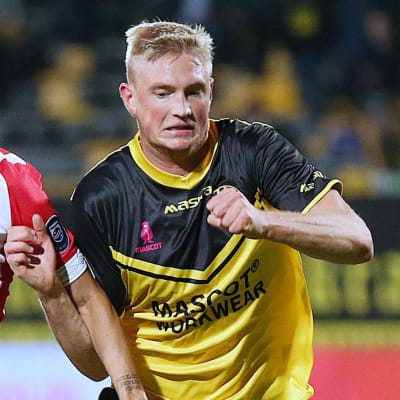 Richard Jensen i farten mot PSV.