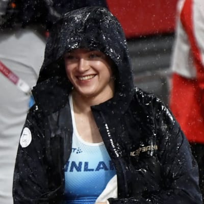 Wilma Murto ler i regnet.