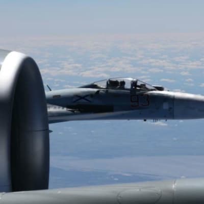 Ryskt jaktplan av modellen Su-27 fotograferat från ett amerikanska spaningsflyg. 