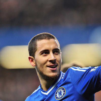 Chelsean Eden Hazard tervehtii Stamford Bridgen kotiyleisöä maalinsa jälkeen.
