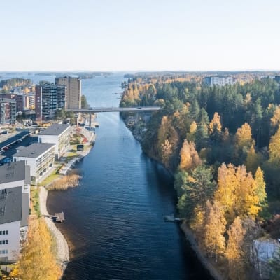 Syksyinen maisema Kuopion Saaristokaupungissa Siltavahdin sillan ympäristössä Keilankannan kanavalla.