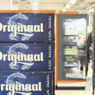 Backar fulla med öl i en estnisk alkoholbutik.