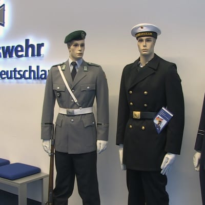Skyltdockor innanför Bundeswehrs lokal.