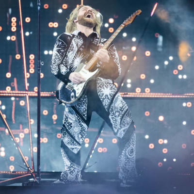 Sam Ryder spelar gitarr på Eurovisionsscenen.