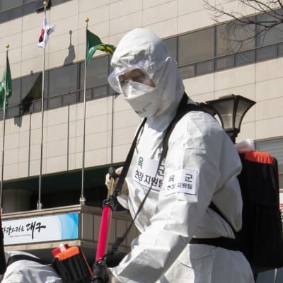 Armén har kallats in i Sydkorea för att delta i kampen mot virusepidemin.