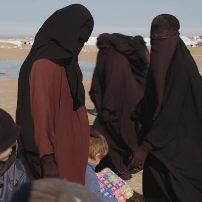 Lapsia ja naisia al-Holin leirillä.