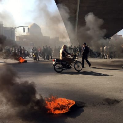 Spontana protester bröt ut i över 20 städer efter att regeringen på fredagen höjde bränslepriserna med minst 50 procent