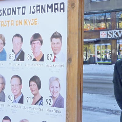 Matti Vassinen katsoo vaalijulisteita.