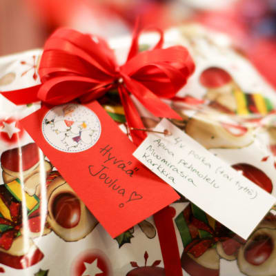 En julklapp donerad av en anonym person i Julträdet-insamlingen, avsedd för en 4-åring.