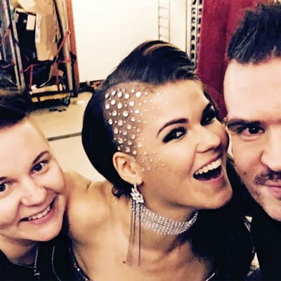 Kristoffer Ignatius är vän med Saara Aalto och har följt flera av hennes framträdanden på plats i London, här också tillsammans med Saara Aaltos sambo Meri Sopanen.