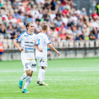 Fotbollsspelaren Lassi Järvenpää springer under match.