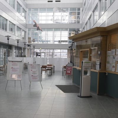Oulun kaupunginsairaalan aulatiloja.