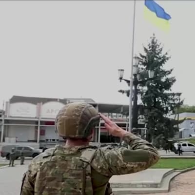 Flaggan hissas i återerövrad ukrainsk stad