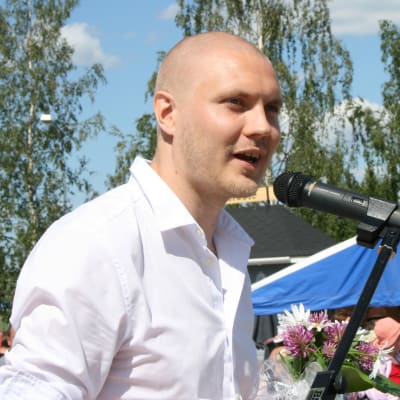 Runoilija Harry Salmenniemi Sysmän Kirjakyläpäivillä 2012.