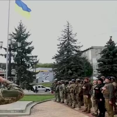Flaggan hissas i återerövrad ukrainsk stad