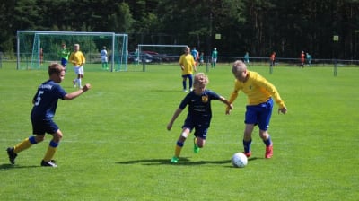Pojkar som spelar fotboll på Östersjö cup.