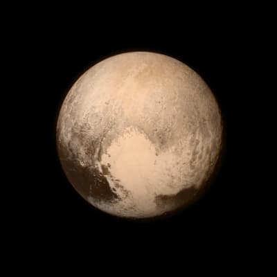 Bild av Pluto tagen av sonden New Horizons 2015
