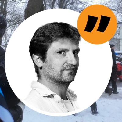 Två ester, en man och en kvinna, som dansar vals utomhus i snön. Kvinnan håller en liten estnisk flagga i handen. Ovanpå bilden en kommentarsstämpel på Gustaf Antell.