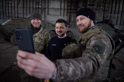 En leende man tar en selfie med Ukrainas president Volodymyr Zelenskyj