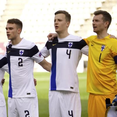 Finlands lag står uppradat inför matchen mot Slovakien.