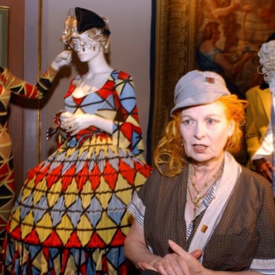 Två kvinnor framför en utställning med klänningar
