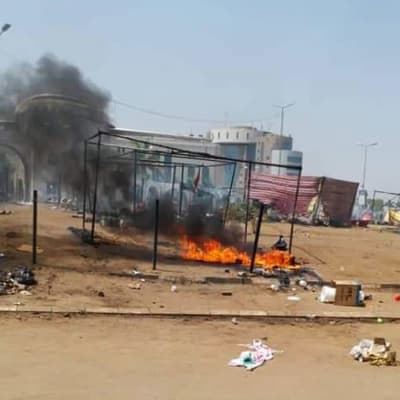 Spåren efter den del av protestlägret i Khartoum som säkerhetsstyrkorna skingrade på måndagen.