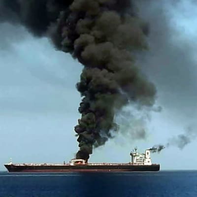 Tanker står i brand utanför Omans kust.