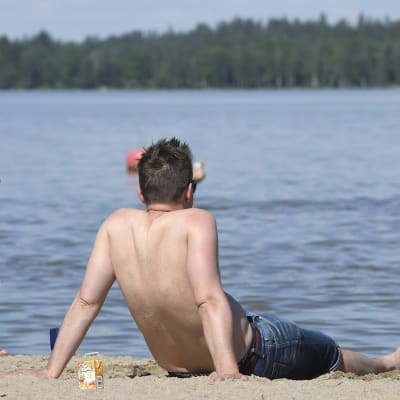 Rantaelämää Oittaan uimarannalla Espoossa torstaina 11. kesäkuuta.