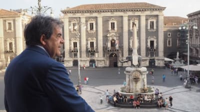 Catanias borgmästare Enzo Bianco blickar ut från sin balkong.