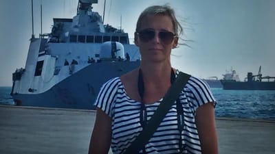 Yles redaktör Jessica Stolzmann i hamnen i Augusta. Italienska flottan hämtar in 384 asylsökande som räddats utanför Libyens kust.