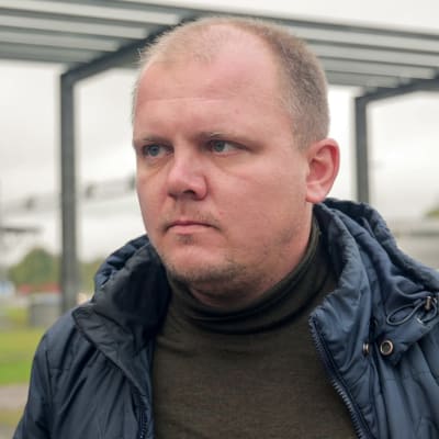 Mobilisaatiota pakoon lähtenyt pietarilainen reservin upseeri Matvei Gatenjan Nuijamaan raja-asemalla.