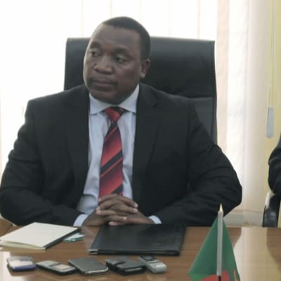 Verkställande direktör Ndambo Ndambo och Finlands ambassadör i Lusaka Zambia ingår avtal om biståndssamarbete.