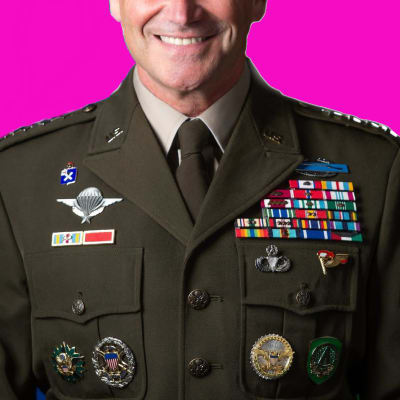 Militär med rosa bakgrund