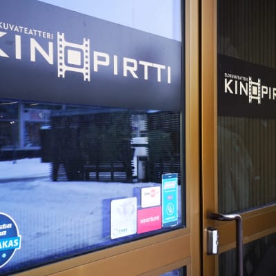 Elokuvateatteri Kinopirtin ulko-ovi.