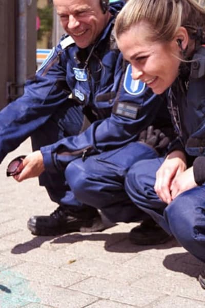 Äldre konstaplarna Niklas Kråknäs och Michela Söderström från Förebyggande funktionen vid Polisinrättningen i Helsingfors. 2021.