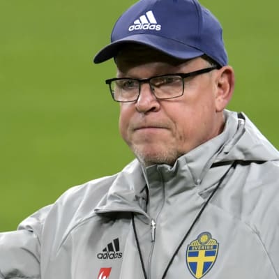 Sveriges förbundskapten Janne Andersson viftar med händerna.