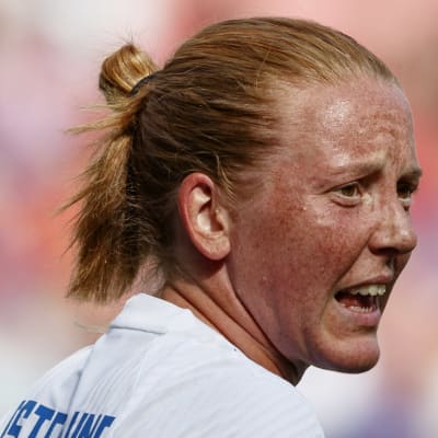 Anna Westerlund pekar i EM-match.