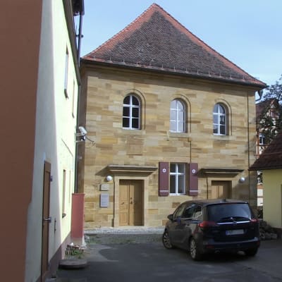 Synagogan i byn Ermreuth står tätt inklämd bland husen