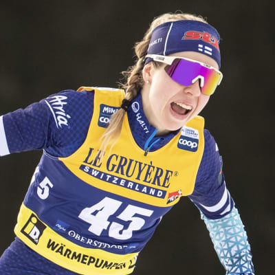 Laura Mononen åker skidor.
